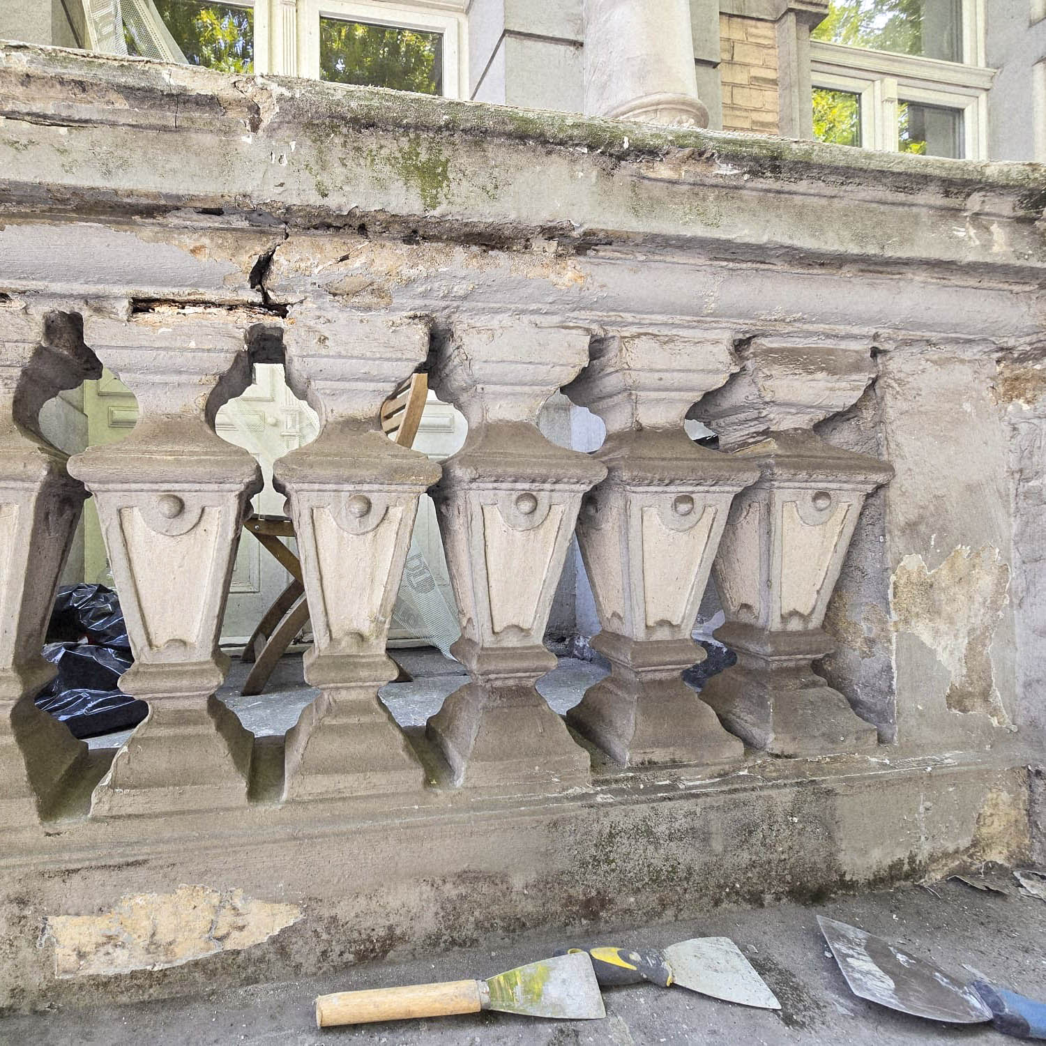 zierstuck-fassade-balkon-arbeiten